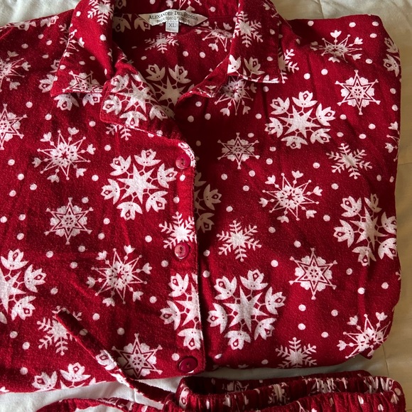 Festive Red Snowflake Women's Pajama Set Designer Flannel XL - Picture 2 of 6